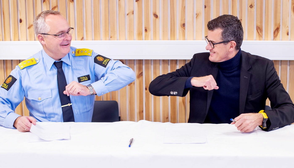 SAMARBEID: Signering av samarbeidsavtale mellom Tolletaten og Universitetet i Stavanger i fjor høst. Fra venstre: Tolldirektør Øystein Børmer og rektor ved UiS Klaus Mohn.