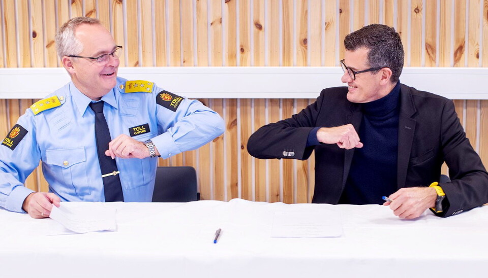 SAMARBEID: Signering av samarbeidsavtale mellom Tolletaten og Universitetet i Stavanger i fjor høst. Fra venstre: Tolldirektør Øystein Børmer og rektor ved UiS Klaus Mohn. SAMARBEID: Signering av samarbeidsavtale mellom Tolletaten og Universitetet i Stavanger i fjor høst. Fra venstre: Tolldirektør Øystein Børmer og rektor ved UiS Klaus Mohn.