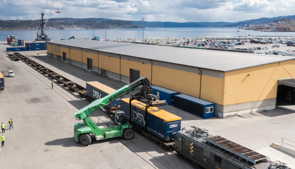 Det er kort vei fra Norgips-fabrikken (som kan skimtes bak til høyre på bildet) og til Drammen havn der containerne med ferdige produkter nå lastes over på jernbane for videre transport.