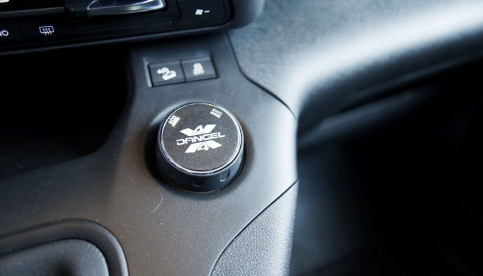 I FART: Ved å vri på knappen kan føreren velge mellom 2- og 4-hjulsdrift under kjøring.