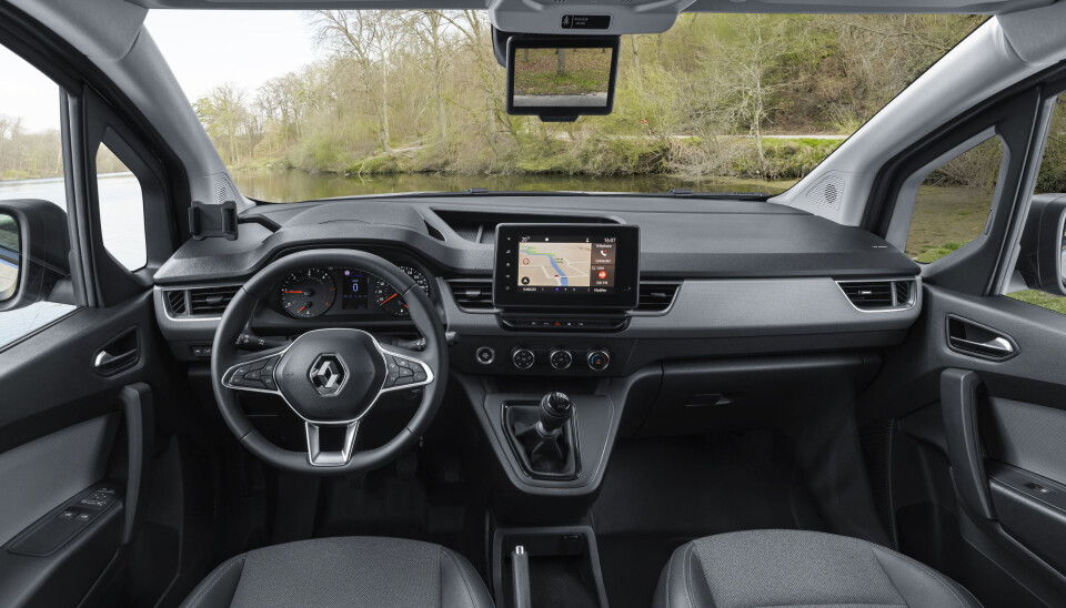 KANGOO: Nye Renault Kangoo får et helt nytt interiør med en lavere siktlinje og horisontalt utseende. KANGOO: Nye Renault Kangoo får et helt nytt interiør med en lavere siktlinje og horisontalt utseende.