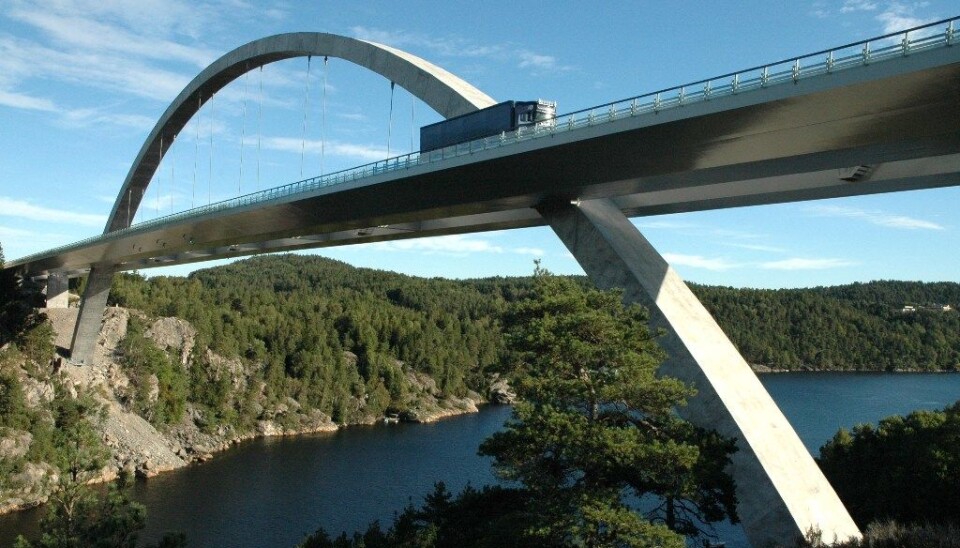 Den kjente E6-brua på Svinesund er det fremste symbolet på grensen mellom Norge og Sverige. Det samme er bompengeinnkreving. Innkrevingen er nå avsluttet.