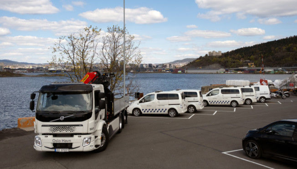 Etter planen skal hele bilparken til Oslo Havn bli elektrisk. Til venstre den nye elektriske Volvo-en.