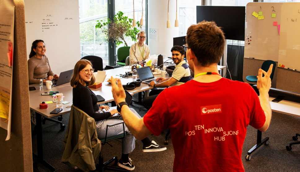 KREATIVT MILJØ: Sven Richard Magerøy Tønnessen, head of emerging technolgies, forklarer engasjert for Nora Svarverud Aasen (fra venstre), Helena Sylejmani, Asbjørn Rake og Wasif Jalal.