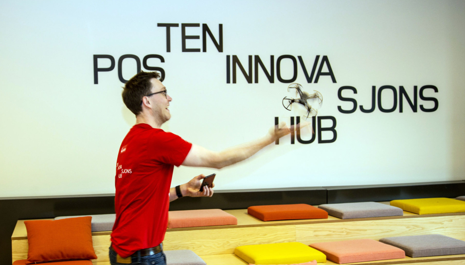 TRENGER HJELP: Sven Richard Magerøy Tønnessen, head of emerging technologies i Posten, får ikke til alt alene, og trenger flere smartinger med på laget.