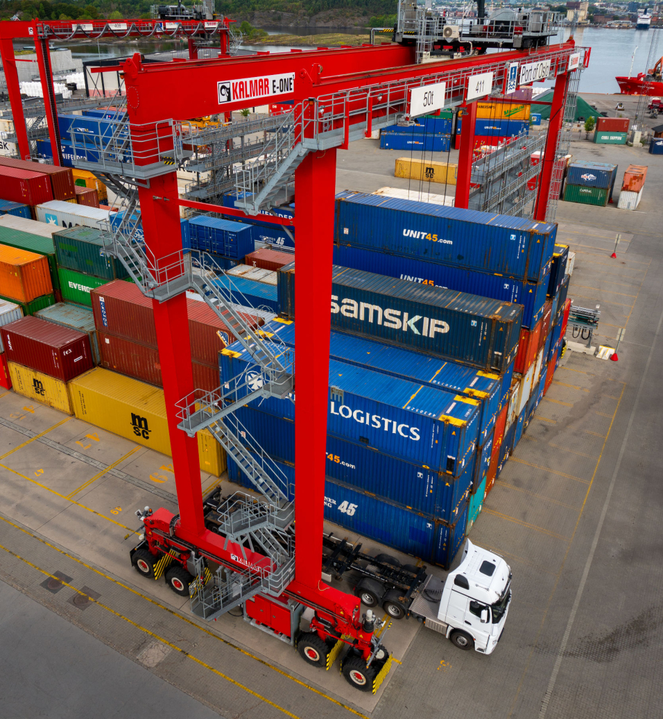 Stablekranene er såkalte RTG-kraner (Rubber Tyre Gantry Cranes), som håndterer containere å land. Her en av de 8 som i dag i drift på Sjursøya.