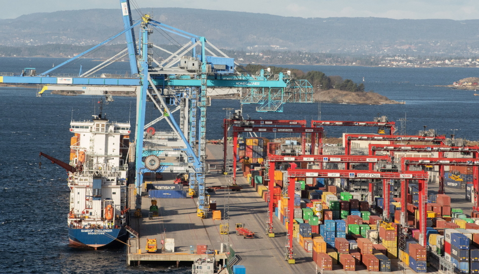 Flere stablekraner gjør at containerterminalen kan håndtere flere containere.