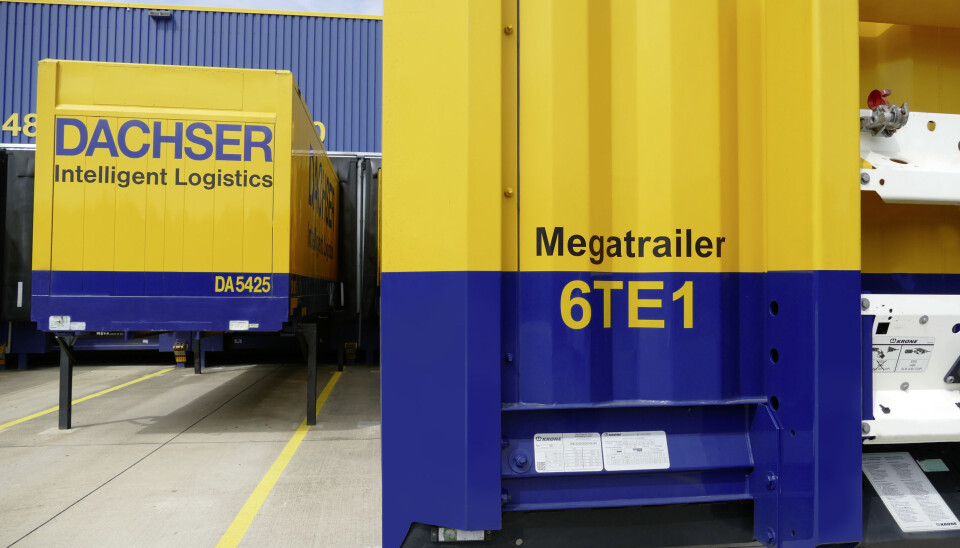Megatrailer. Blåfargen viser at denne semitraileren har lavere gulv og dermed høyere lasterom enn for eksempel containeren til venstre. Foto: Dachser