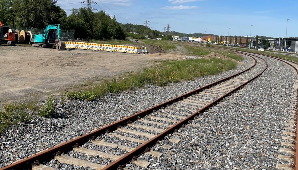 Jernbaneskinnene på Sikta-tomta ligger i dag ubrukt. Jernbaneskinnene på Sikta-tomta ligger i dag ubrukt.