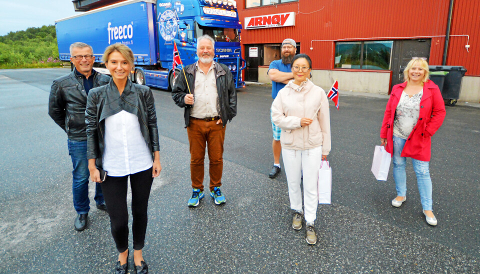 MERKEDAG: Narvik Havn mottok i august 2020 den første containeren fra Kina, med tog via Finland og lastebilfrakt derfra. Fra venstre: utviklingssjef Ragnar Krogstad, prosjektmedarbeider Anna Filina, havnedirektør Rune J. Arnøy vogntogsjåfør Kari Laine, prosjektmedarbeider Sissi Cheng Chang, daglig leder Ketil Arnøy i Arnøy Engros og markedssjef Grethe Parker
