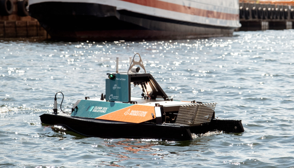 Nå kan du se den første dronen i sitt slag i verden som kan operere helt autonomt med å rydde opp marint plastavfall i Oslos havnebasseng.
