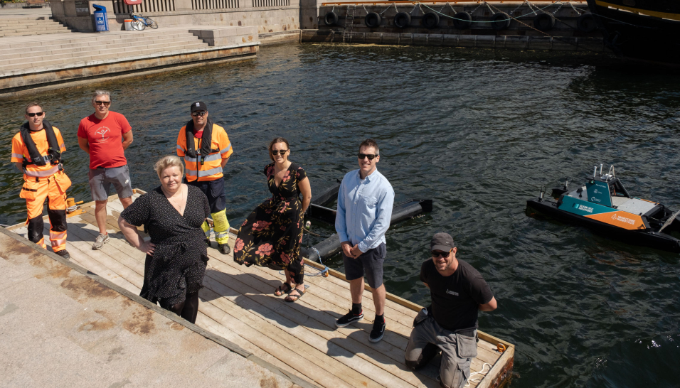 Dronen er et resultat av et fruktbart innovasjonssamarbeid. Fra venstre: Edvin Wibetoe (overingeniør Oslo Havn), Per Elvestuen (gründer Clean Seas Solution), Marthe Scharning Lund (styreleder Oslo Havn), Steven Dahl (driftstekniker Oslo Havn), Catharina H. Frostad (gründer Clean Seas Solution) Eirik Okkenhaug (prosjektkoordinator BYM) og Joel Pederick (operations manager USV Maritime Robotics). Foto: Oslo Havn
