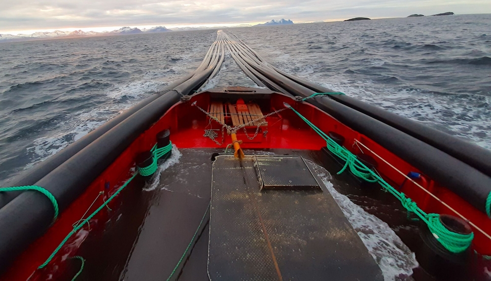 LANG TRANSPORT: Det er neppe mange enn Helgeland Plast AS i Norge som tidvis bestiller slep av «superrør» med en diameter på fra 800 til 1200 millimeter, der slepelengden kan være 500 meter og bredden på slepet 12 meter