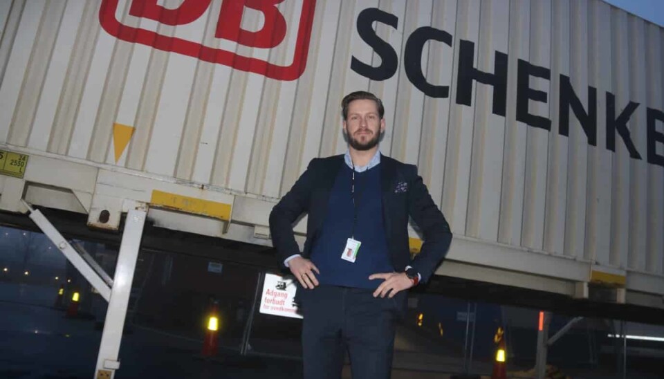DOMINOEFFEKT: Christian Flatum, direktør for sjøfrakt i DB Schenker Norge, forteller om en uheldig dominoeffekt som skaper internasjonale forsinkelser. DOMINOEFFEKT: Christian Flatum, direktør for sjøfrakt i DB Schenker Norge, forteller om en uheldig dominoeffekt som skaper internasjonale forsinkelser.