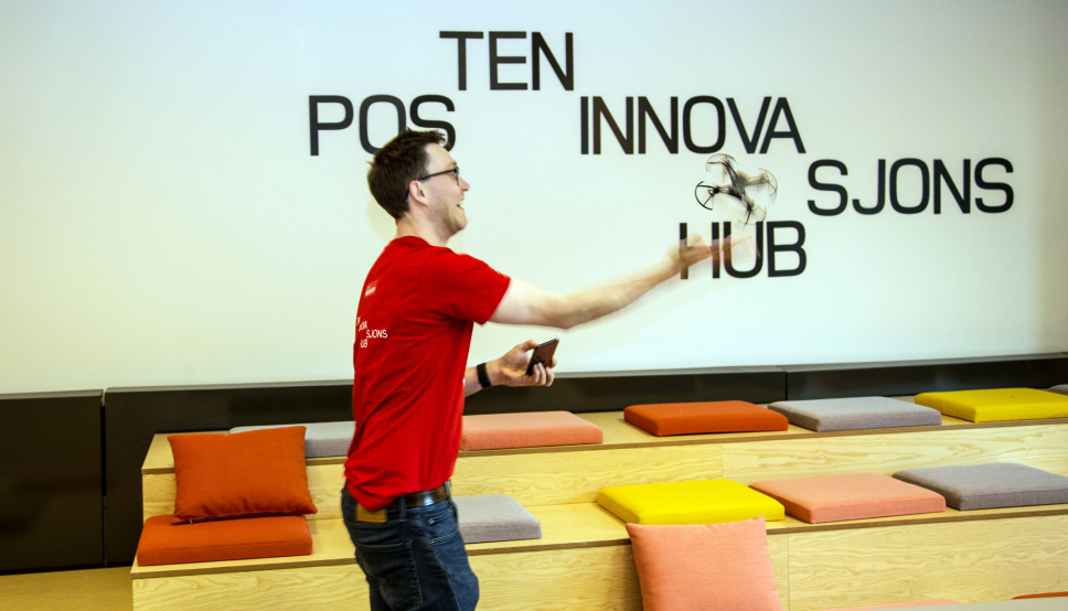 TRENGER HJELP: Sven Richard Magerøy Tønnessen, head of emerging technologies i Posten, får ikke til alt alene, og trenger flere smartinger med på laget som kan bidra til å fremtidssikre Posten.