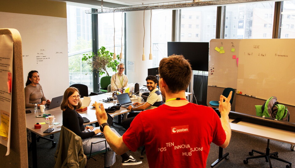 KREATIVT MILJØ: Sven Richard Magerøy Tønnessen, head of emerging technolgies, forklarer engasjert for Nora Svarverud Aasen (fra venstre), Helena Sylejmani, Asbjørn Rake og Wasif Jalal.