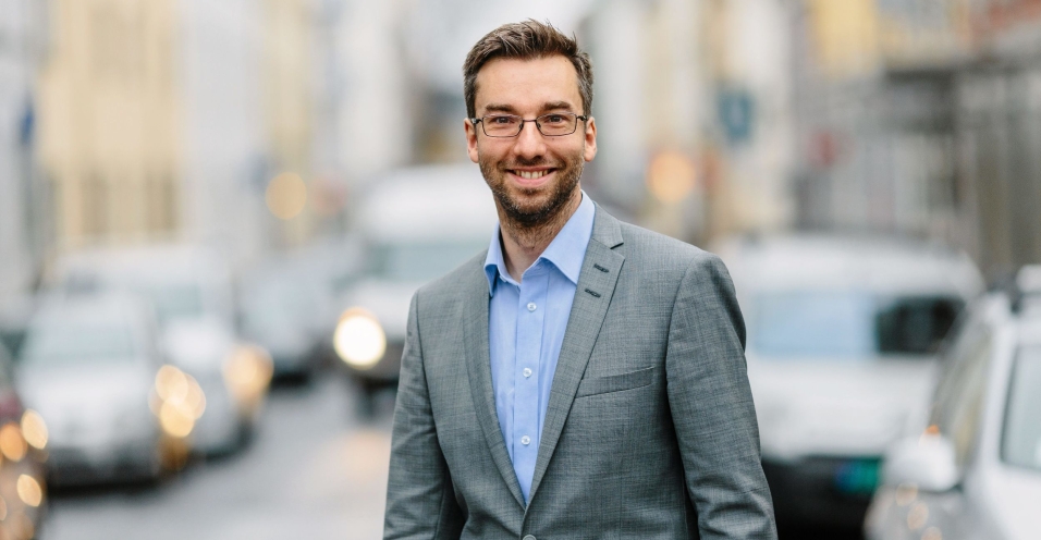 SJEFEN FOR DET HELE: Alexander Haneng, direktør for digital innovasjon i Posten, vil gjerne ha kundene med på laget når nye konsepter skal prøves ut.