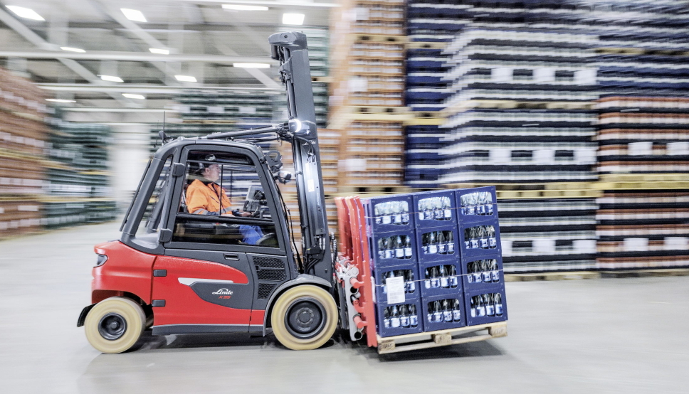 EFFEKTIV: Topphastigheten på Lindes X-serie er hele 22 km/t - noe som er mer enn nok i en gaffeltruck.