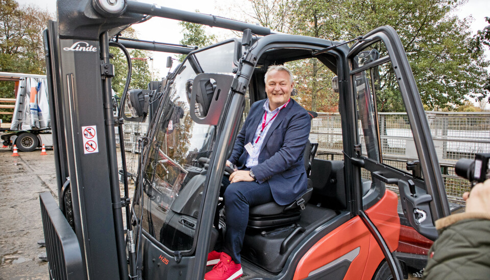 Administrerende direktør Per Erik Pedersen hos Hesselberg Truck gleder seg til å tilby kundene elektriske motvektstrucker som har minst like god kapasitet som de med forbrenningsmotor. Her sitter han på sistnevnte da den ble lansert i Berlin i 2019. Administrerende direktør Per Erik Pedersen hos Hesselberg Truck gleder seg til å tilby kundene elektriske motvektstrucker som har minst like god kapasitet som de med forbrenningsmotor. Her sitter han på sistnevnte da den ble lansert i Berlin i 2019.