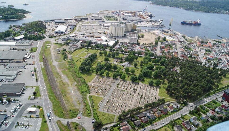 Den nye terminalen skal ligge på den såkalte Sikta-tomta, mellom gravlunden og veien til venstre i bildet. Den nye terminalen skal ligge på den såkalte Sikta-tomta, mellom gravlunden og veien til venstre i bildet.