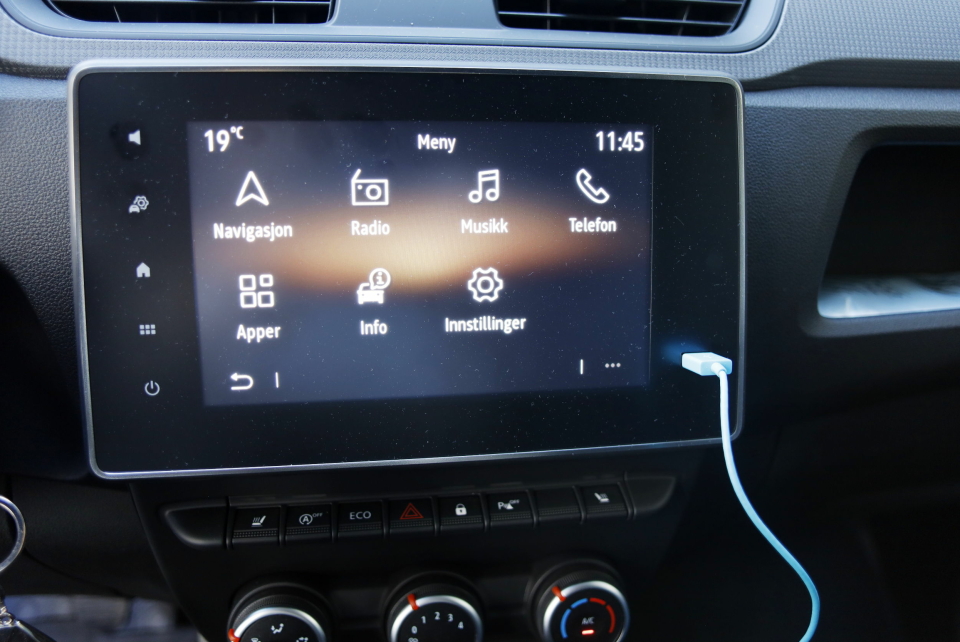 INFOTAINMENT: Bilen har et greit infotainmentsystem med integrering mot mobiltelefoner, men vi fant innimellom touchskjermen litt vrien til å reagere på våre kommandoer.