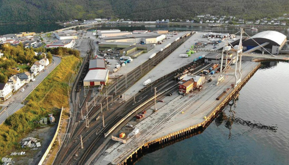 Hit til godsterminalen i Narvik har Coop Faghandel sendt sine containere med tog, men nå fases containerne over på lastebil grunnet mye forsinkelser på jernbanen.
