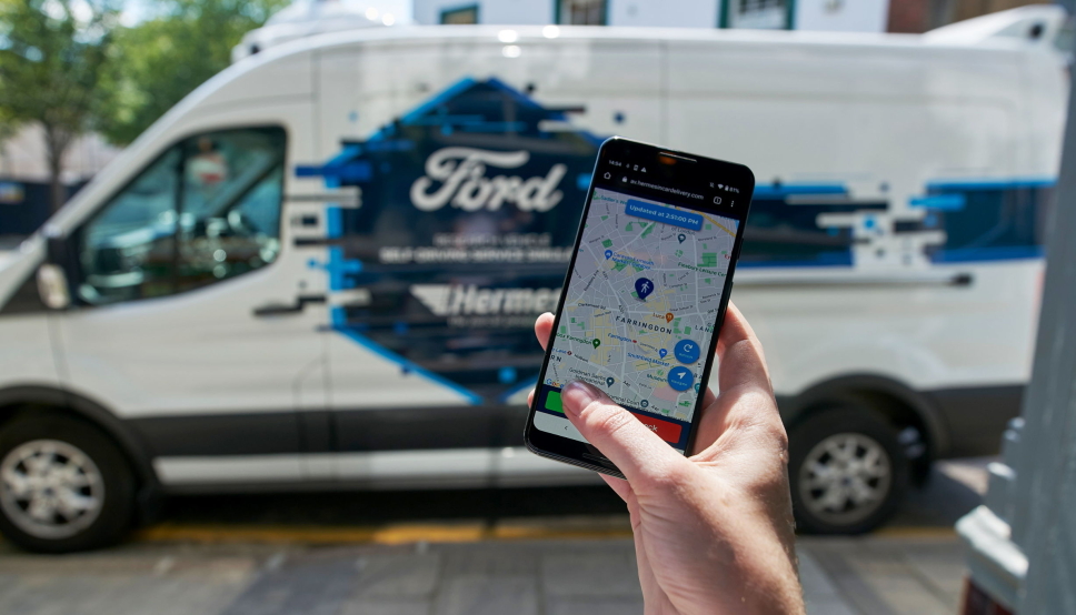 Bud til fots tilkaller den «førerløse» bilen, for å gjøre den aller siste biten av leveransen.