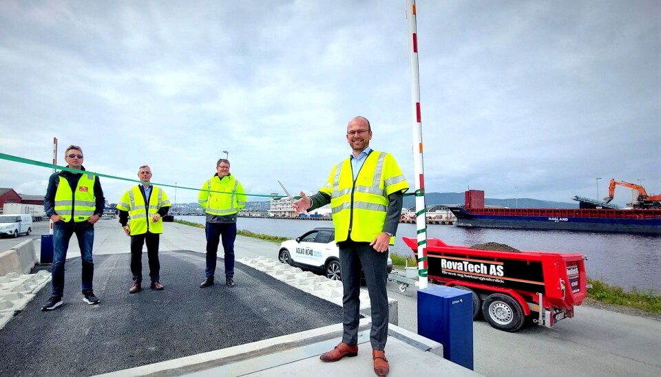 Transittkaia, oversiktsbilde over kai- og terminalområdet hos Trondheim Havn - fra åpningen av grønn bulkterminal. Fra venstre bak: Ole Arild Haugum (eier av Forset Grus), Eivind Dale (seniorrådgiver i DNV / Grønt Skipsfartsprogram), Knut Thomas Kusslid (direktør i Trondheim Havn IKS). Foran: Kristian Dahlberg Hauge (direktør for næring, miljø og samferdsel hos Trondheim kommune). Foto: Trondheim Havn