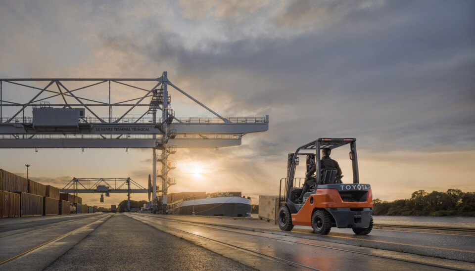 Toyota har utstyrt sin pressemelding med et svært så vakkert bilde av den nye trucken i aksjon.