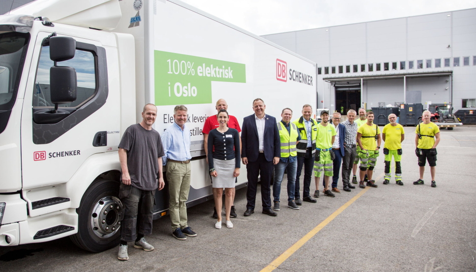 LAGARBEID: Ahlsell skal kutte drastisk i sine utslipp fra langdistansetransport fra sentrallageret, i samarbeid med DB Schenker og Collicare. Det krever innsats fra mange involvert. Fra venstre: Vegard Carlson, prosjektleder Ahlsell, Runar Hansesætre, Salgsdirektør Ahlsell, Elisa Gasperini, leder bærekraft og samfunnsansvar Ahlsell, Robert Runo, Schenker-sjåfør, Peter Stangeland, markedsdirektør DB Schenker, Tom-Kjetil Syvertsen, transportsjef Ahlsell, Odd Hannestad, logistikkdirektør Ahlsell, Knut Danielsen, Ahlsell, Inge Bruvoll, KAM DB Schenker, Trond Høyer, leder bærekraft logistikk i Ahlsell, Ole Flovild, Stian Reierstad, Øivind Lindin, Daniel Rabbe Dahl, alle Ahlsell,