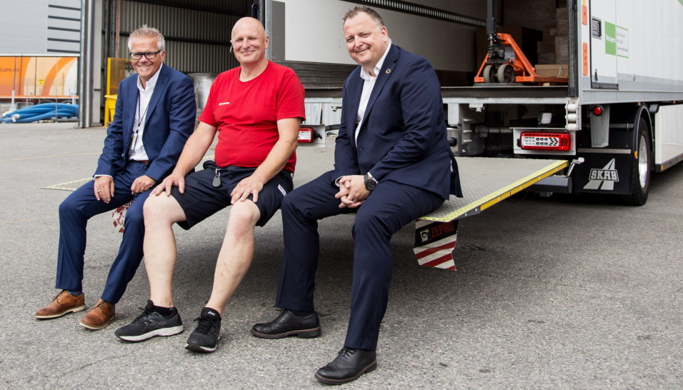 MÅ GJØRE JOBBEN: Det er transportørene som må gjøre selve jobben med utslippskuttene. Her representert ved DB Schenker. Fra venstre: Inge Bruvoll, KAM DB Schenker, sjåfør Robert Runo og markedsdirektør Peter Stangeland, som sitter bak på en av selskapets elektriske distribusjonsbiler.