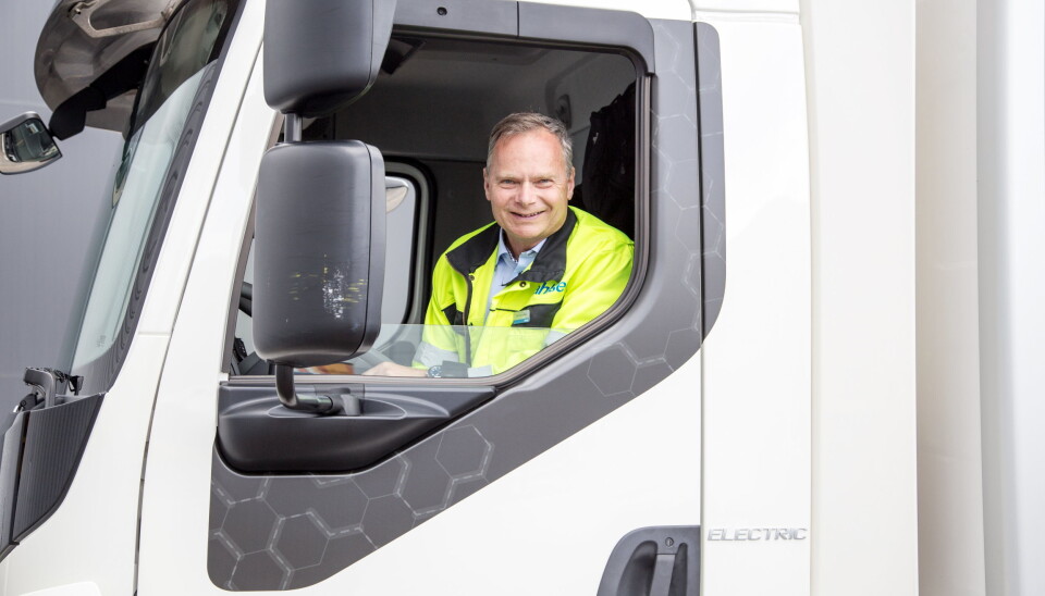 STORE VOLUMER: Odd Hannestad, logistikkdirektør i Ahlsell, forteller at selskapet sender mellom 60 og 70 semitrailere daglig fra sentrallageret ved Gardermoen.
