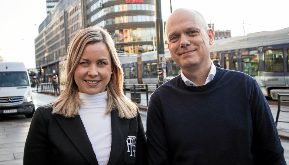 Maiken Therese Kallesen og Asger Sandberg Petersen i Apport Systems gleder seg over en ny kunde og den første integrasjonen mot AutoStore i Norge.