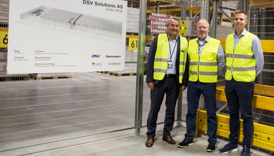 STOR INNSATS: Installeringen av det svære Jungheinrich-anlegget ble preget av covid-19, men takket være vilje og kreativitet fra alle parter kom man i mål. Fra venstre: Ulf Erik Krüger Solheim adm. direktør DSV Solutions, Ragnar Pettersen salgssjef for logistikksystemer i Jungheinrich og Jens Gjerlaug, leder for logistikksystemer i Jungheinrich Norge.