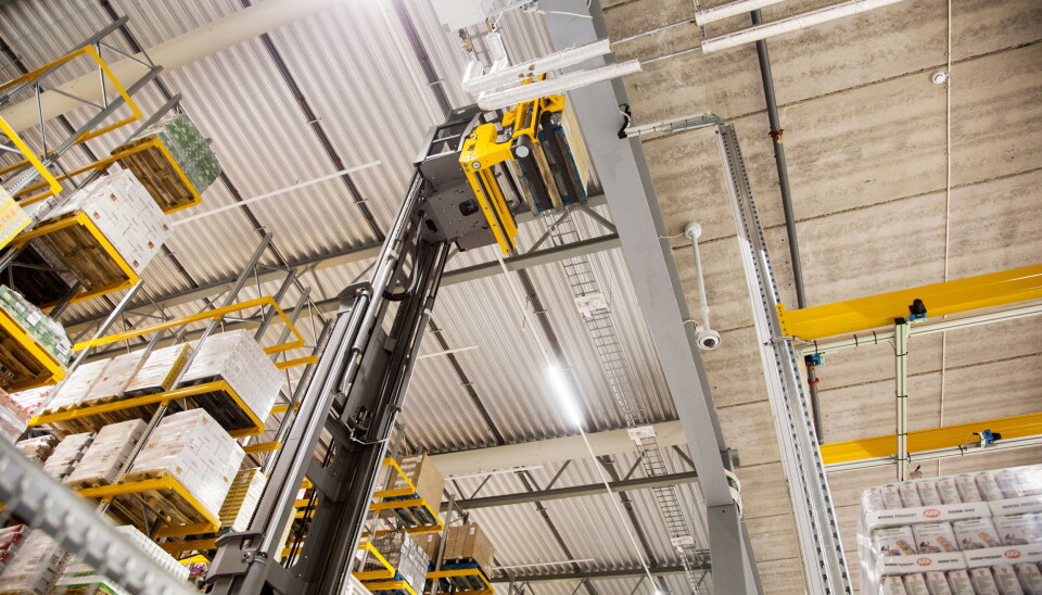 OPP I HØYDEN: AGV-ene leverer også paller opp til mesaninen, der DSV utfører ekstratjenester for sine kunder.