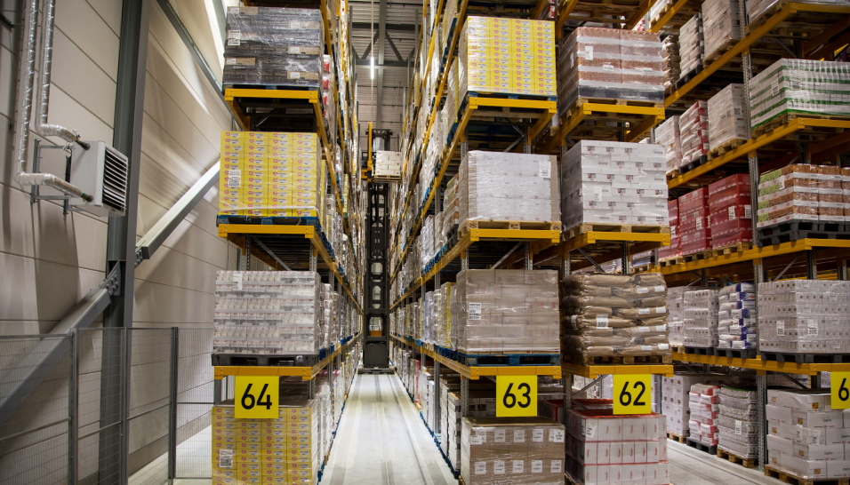 LANG TUR: Reolene er rundt 80 meter lange og 10 meter høye.