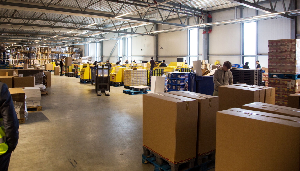 EKSTRA SERVICE: På mesaninen setter DSV setter blant annet sammen dispalyer for kunder.