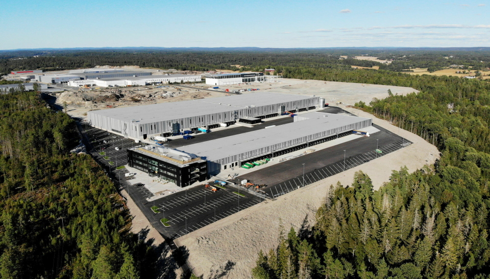 FLUNKENDE NYTT: DSVs anlegg i Vestby. DSV Road har terminalen i forkant, mens DSV Solutions lager er bygget bak.