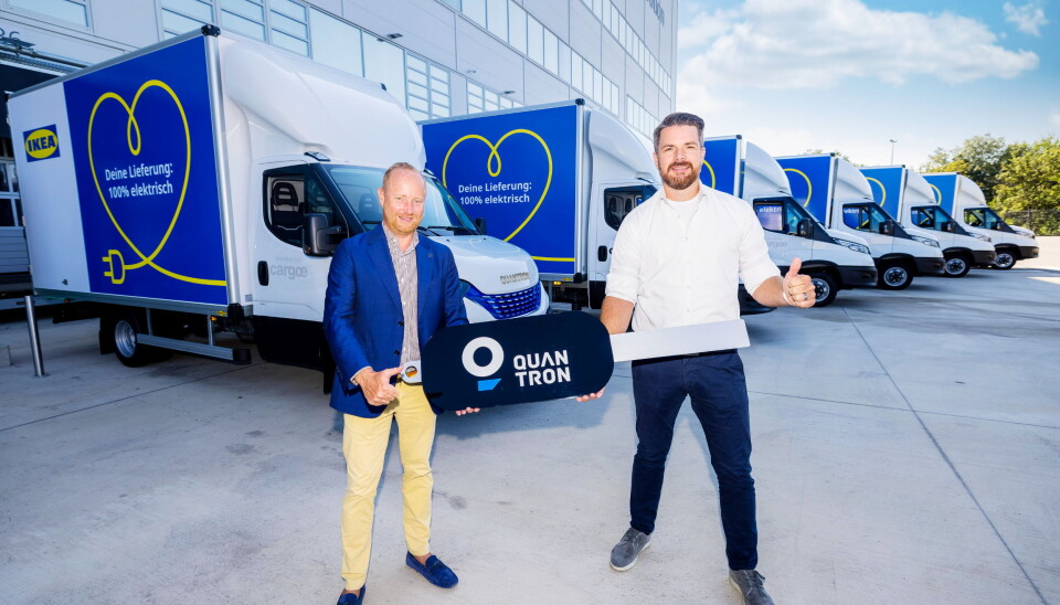 KLARE: Andreas Haller (t.v.) og Quantron skal levere 30 slike biler til Claes Lindgren og IKEA i Wien i Østerrike. Foto: Quantron