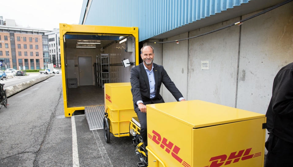 DEN GANG DA: DHL Express åpnet sin mikroterminal på Filipstad for sykkelbud for fire år siden. Mye har skjedd siden da, og nå er flere av de store selskapene samlet med store utslippsfrie huber på Filipstad. Her sykler ut Terje Aarbog ut av den da nye mikroterminalen for fire år siden.