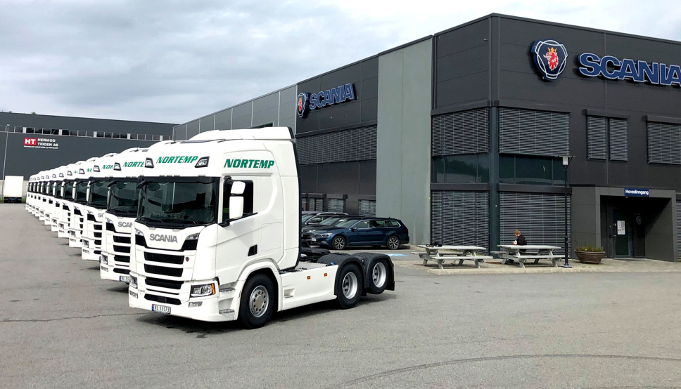 12 nye Scania R500 oppstilt hos Norsk Scania i Stavanger for overlevering til Nortemp Transport. Foto: Norsk Scania