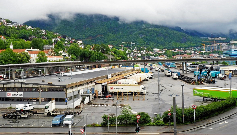 GOD IDÉ, ELLER?: Jernbaneterminalen på Nygårdstangen skal rustes opp, men samtidig kastes DB Schenker og PostNord ut. På Transport- og Logistikkdagen 2. september skal denne og andre logistikkløsninger i Bergen debatteres.