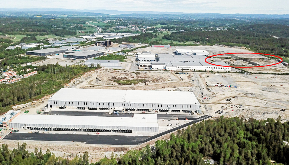 Dette dronebildet av DSVs anlegg (de to byggene i forkant) ble tatt i fjor, og mye er skjedd siden da. Det nye bygge skal føres opp der den rød ringen markerer.