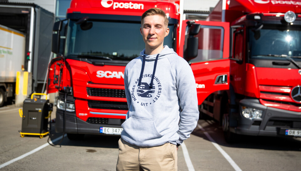 Ole-André Isaksen er fjerde års sivilingeniørstudent innen energi, klima og miljø ved UiT Norges arktiske universitet. Han har fått en helt spesiell jobb: Han skal samle inn data når Posten i disse dager gjør historiens første reise med sin elektriske lastebil fra Oslo til Tromsø. Foto: UiT