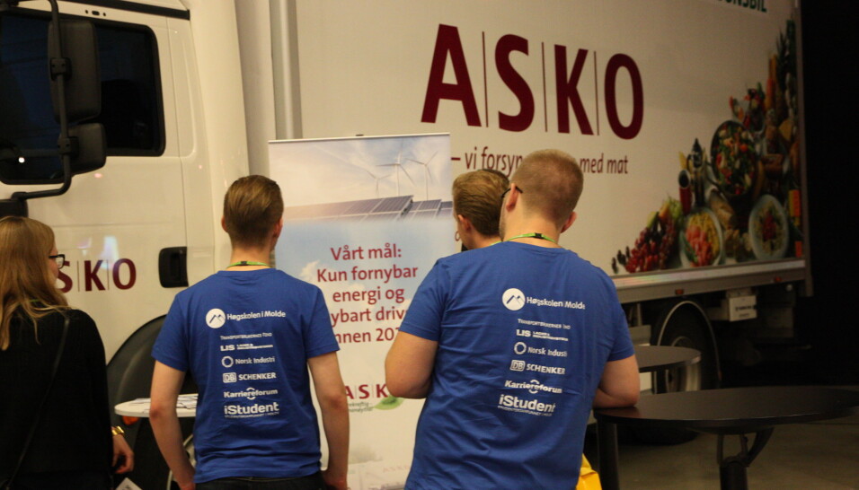 Slik er vi vant til å se Molde-studentene under Transport & Logistikk. Nå kan du bidra til at det kommer så mange blå t-skjorter som mulig på konferansen også i år.