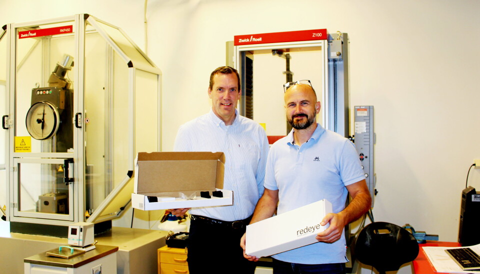 GOD IDÉ: Grunder Per Arvid Lid (til venstre) og til daglig leder John Erik Loland i IQI Safety med settet som inneholder alt om strengs for å montere laser på en truck.