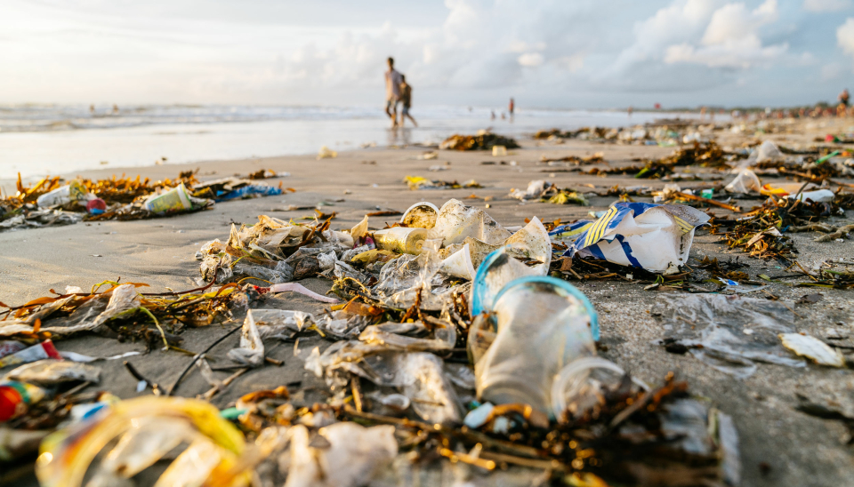 ØKENDE PROBLEM: Kuta Beach på Bali er full av plast. Gjennom å gi plastavfall verdi, håper Empower på å bidra til at plastavfall blir samlet inn.