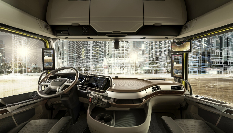 FØRERPLASSEN: Skjermer og elektronikk har overtatt inne i førerhuset, men enkelte nøkkelfunksjoner er fremdeles knappestyrt.