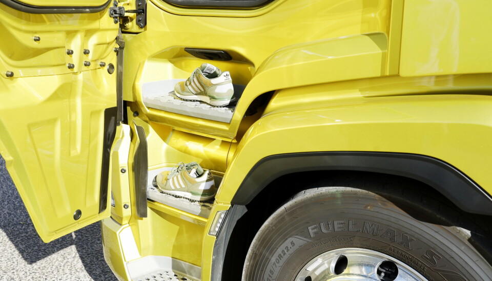 TRINN: Det er kun tre trinn opp i hytta selv på den største XG+ modellen. Her ser vi også at skoene kan plasseres tørt under kjøringen.