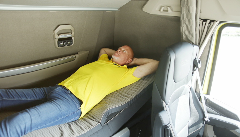 XG+: Fabrikkføreren viser hvordan sengen kan justeres for en god hvileposisjon.